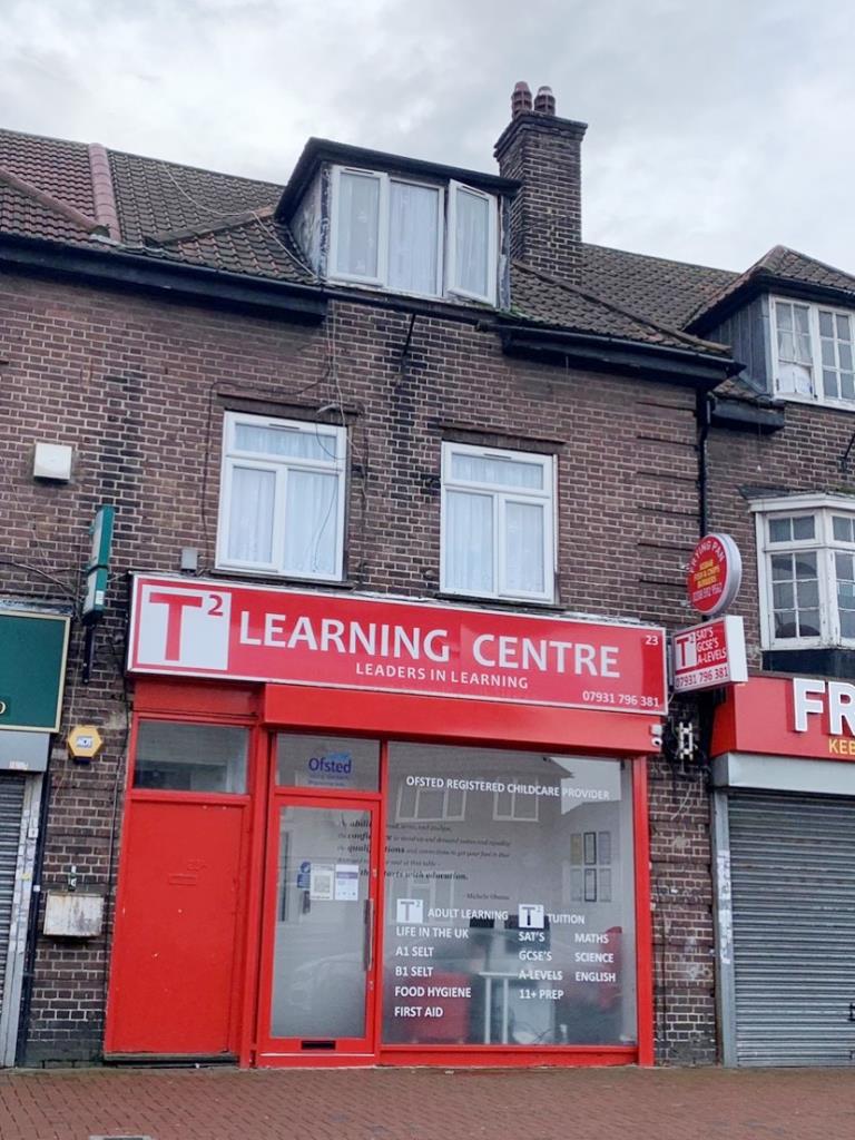 Lot: 56 - FREEHOLD COMMERCIAL INVESTMENT AND VACANT TWO-BEDROOM MAISONETTE - Commercial building investment with vacant flat above